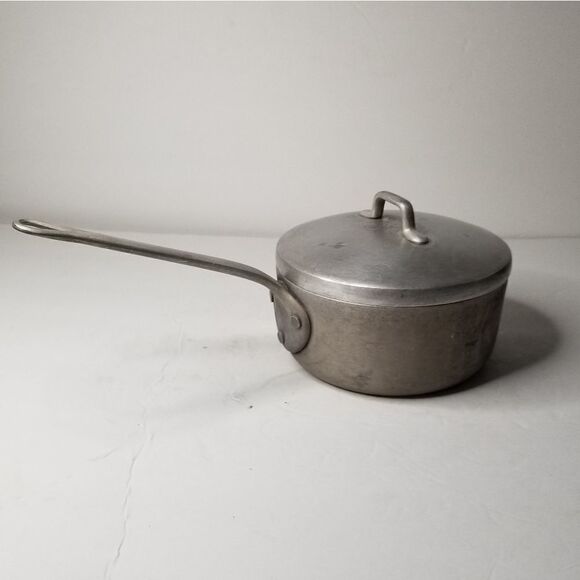 Magnalite 1 quart pot with lid - Picture 1 of 4